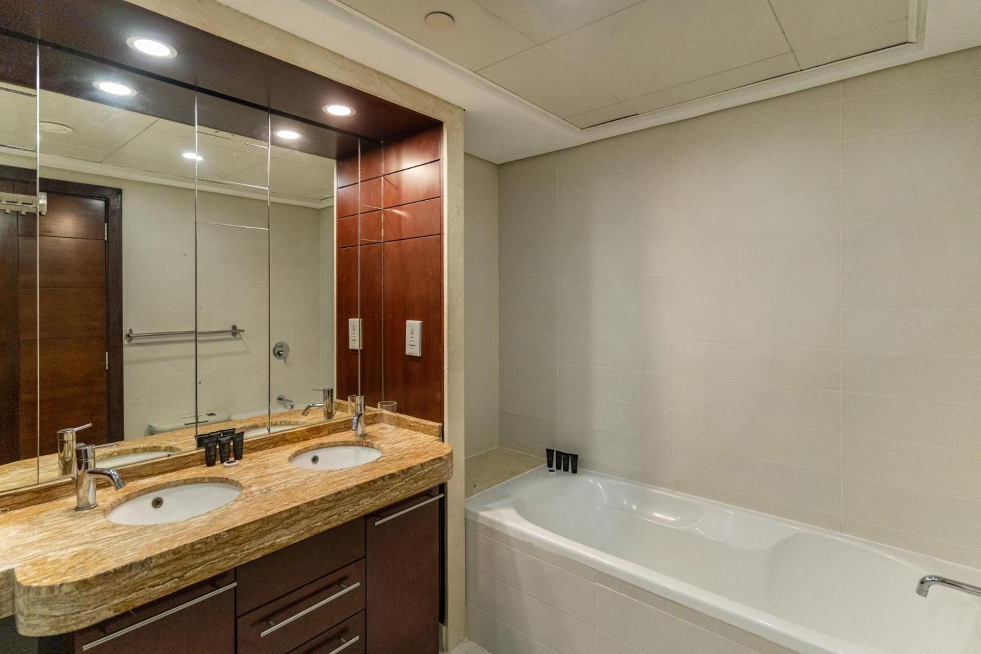 Chic 2br Apartment, Prime Location Near Mall - Allsopp&allsopp Дубай