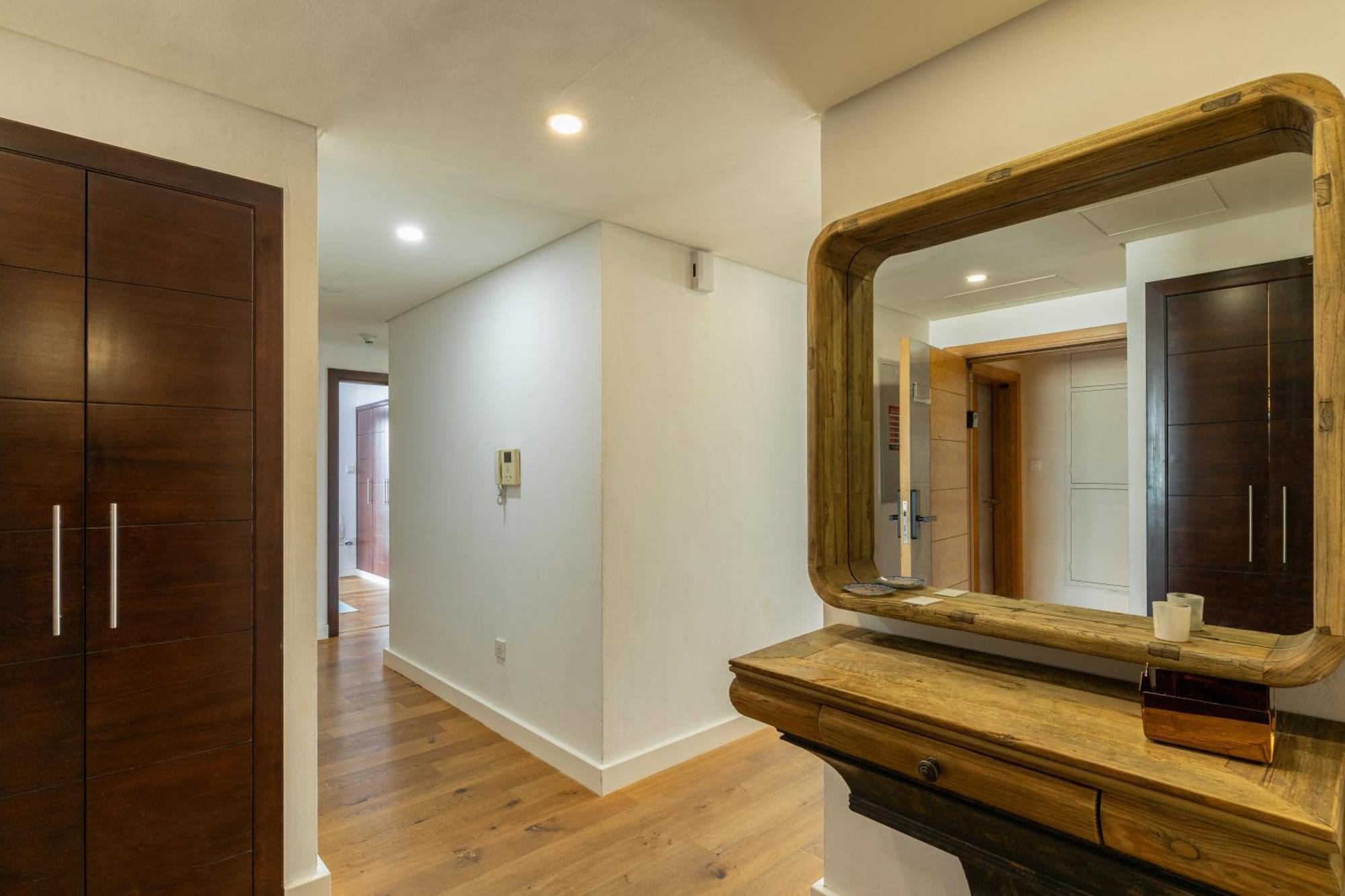 Апартаменти Chic 2br Apartment, Prime Location Near Mall - Allsopp&allsopp Дубай