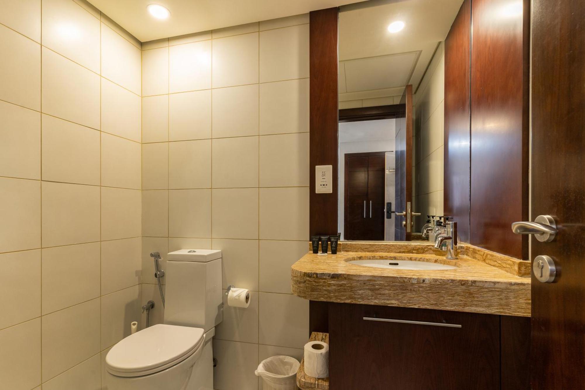 Апартаменти Chic 2br Apartment, Prime Location Near Mall - Allsopp&allsopp