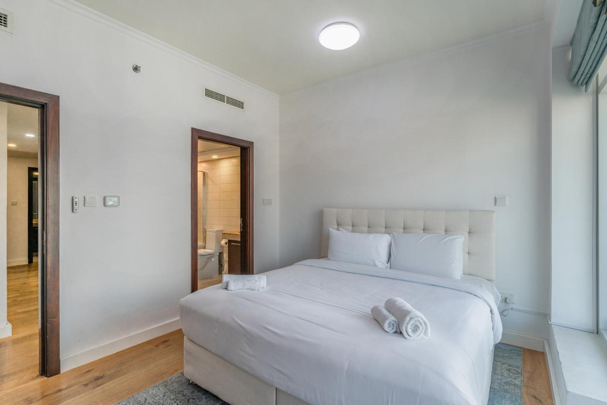 Chic 2br Apartment, Prime Location Near Mall - Allsopp&allsopp Апартаменти Дубай