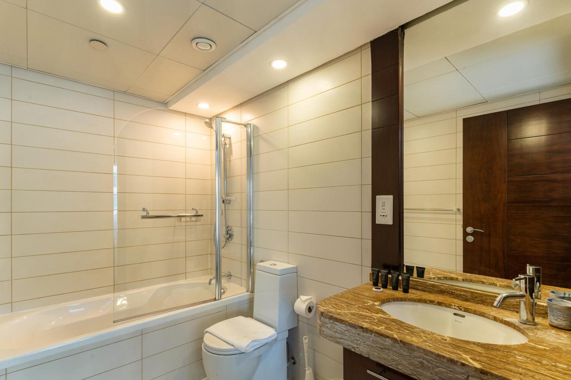 Апартаменти Chic 2br Apartment, Prime Location Near Mall - Allsopp&allsopp *