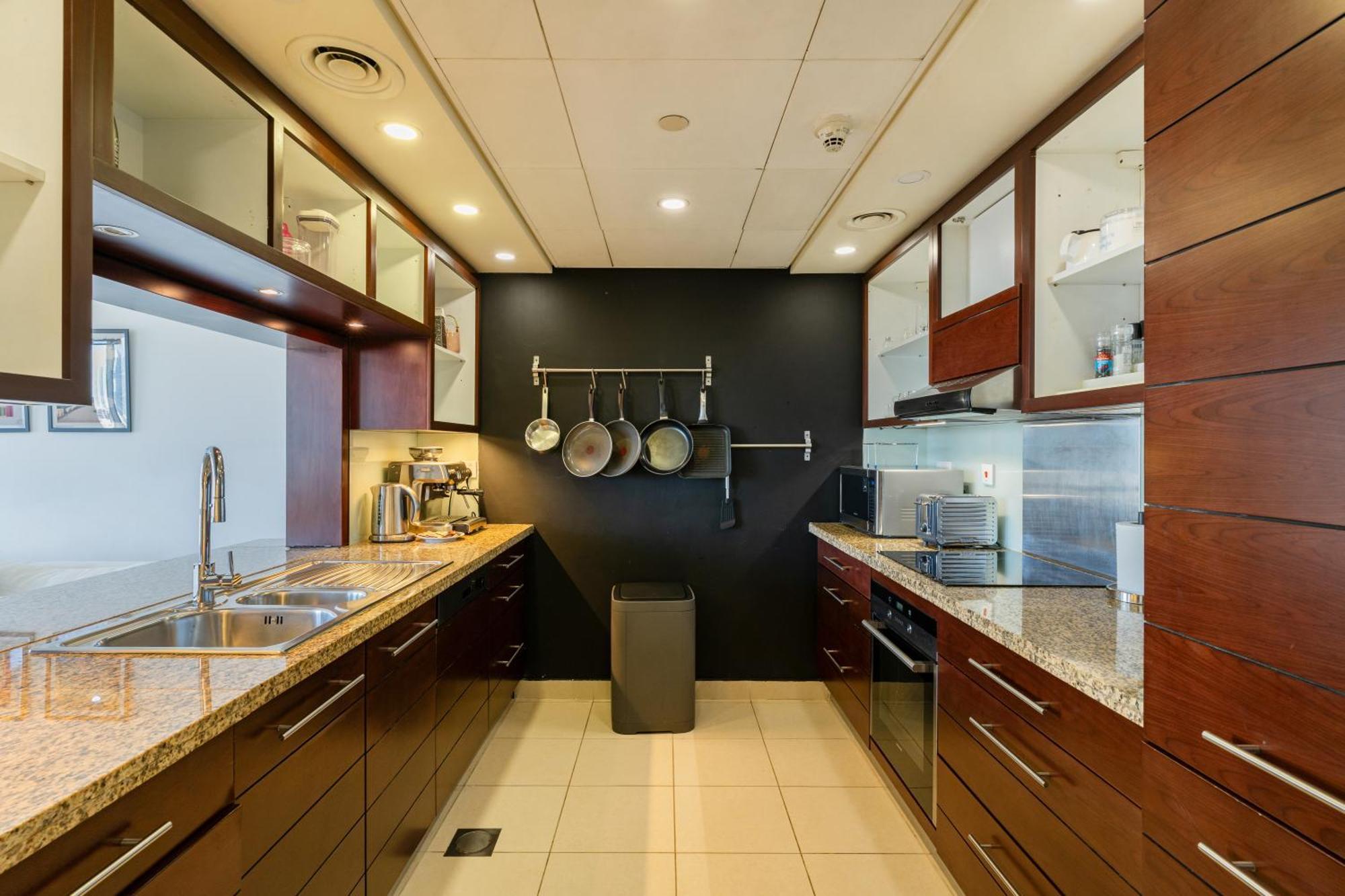Chic 2br Apartment, Prime Location Near Mall - Allsopp&allsopp Апартаменти Дубай